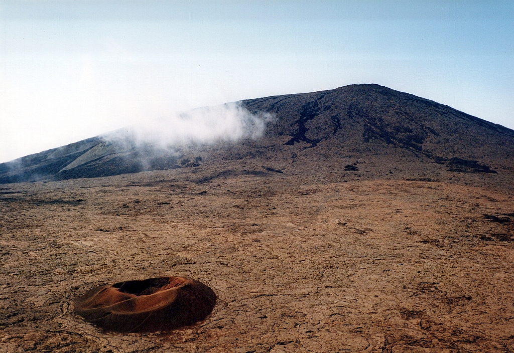 2002 - La Réunion B09 (Fornica Leo au 1er plan - Piton de la Fournaise).jpg